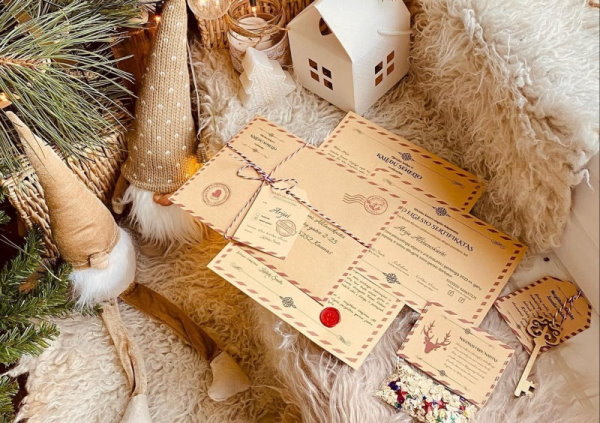Visi Kalėdų Senelio pašto laiškai- suasmeninti. Laiškuose minimas ne tik Jūsų vaiko vardas, bet ir amžius, pasiekimai, geri darbai, artimųjų, draugų ar mokytojų vardai bei kitos tik Jūsų vaikui žinomos asmeninės detalės. Tai daugiau nei paprastas laiškas - tai kalėdinis stebuklas!